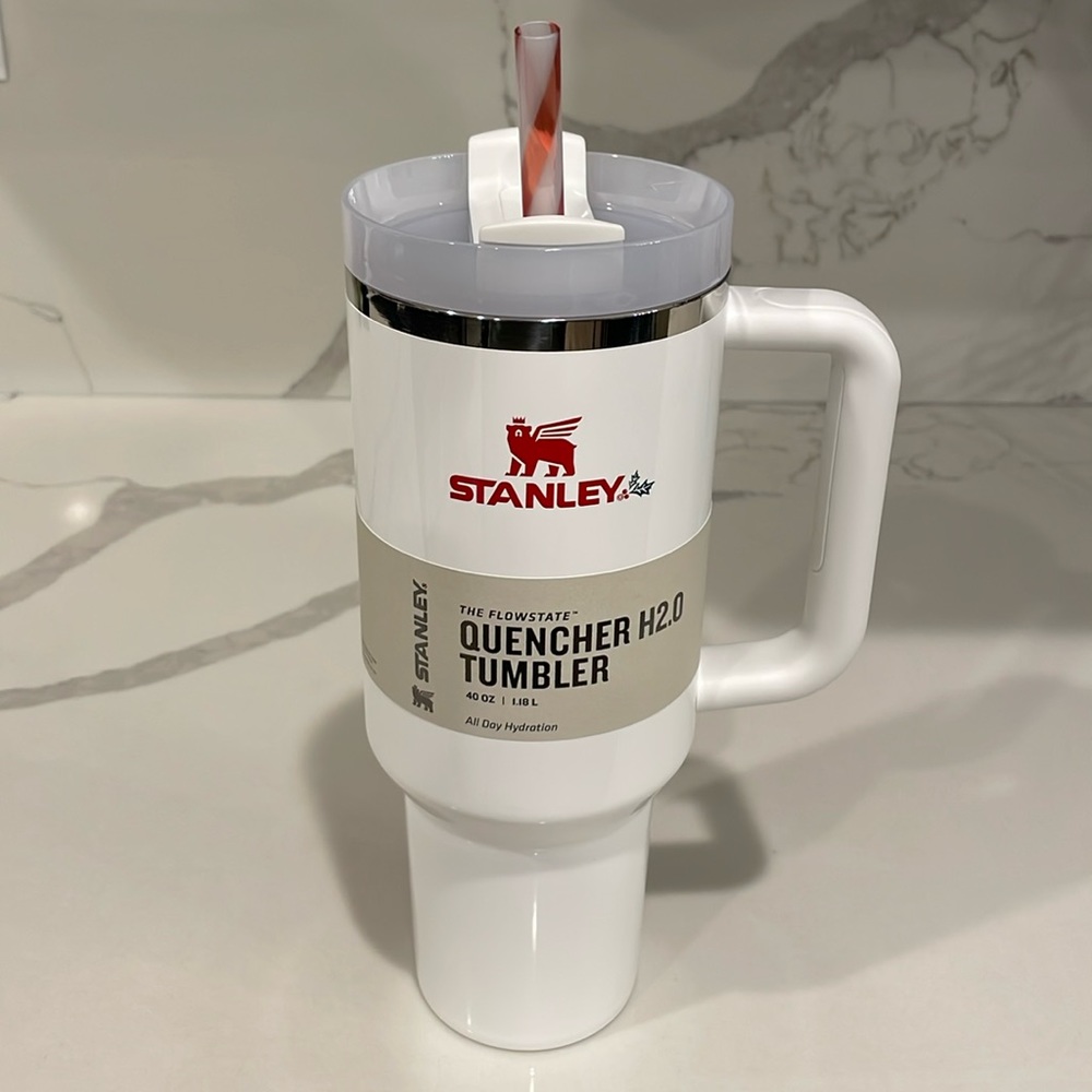 Stanley - MISTLETOE TWIST - 40 oz Quencher H2.0 Flowstate Tumbler - NWT!